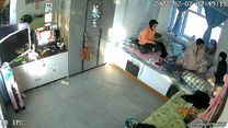 黑客破解家庭網絡攝像頭偷拍 睡東北大炕年輕夫妻晚上做愛發現忘記關攝像頭了用毛巾去蓋住