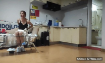 著名圈主張總約良家修長美腿御姐密碼房，雙腿肩上扛大力撞擊，深喉口交活不錯大屁股騎乘