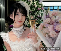 露臉才是王道 極品顏值小姐姐『洛寶』聖誕節快樂！聖誕特輯，淫蕩小女僕主動上位騎乘，男人洩欲神器