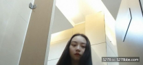 七月最新流出國內廁拍大神商場突然闖入系列側拍格子短裙氣質美女尿尿窺逼