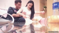 小伙網約大長腿外圍美女，舌吻得加錢小伙怒了，溝通半天才開操，舔屌深喉活還不錯，扶屌騎坐整根插入，抗腿猛操呼吸急促