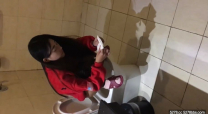 對白刺激淫蕩大學生援交美眉背著男友約炮邊拿著肉棒邊與男友通電話差點被發現