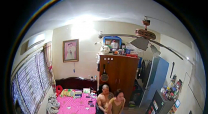 房東家裡臥室高處偷放針孔攝像頭偷拍到媳婦和紋身猛男偷情啪啪