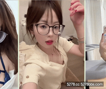 2026年1月最新，【抖音泄密】，40萬粉眼鏡頂級美女【小今大王】露點，自摸，掰逼特寫，反差感強，少女身材