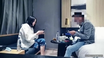 帥小伙約操專業外圍妹子，脫掉外面衣服，裡面居然穿著女僕套裝，情趣吊帶內褲 ，舌吻調情69姿勢舔逼 ，正入抽插小穴