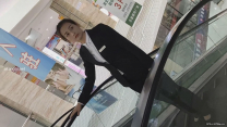 一路跟踪偷拍珠寶店上班的美女 粉嫩小穴