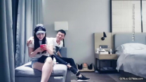 代班鴨舌帽妹子，近距離蹲著口交69互舔扣逼，抽插猛操呻吟嬌喘