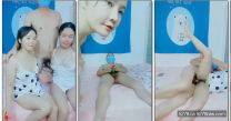 姐妹花的4P生活，全程露臉激情大秀，兩男玩一女騷逼被大哥操著嘴裡還要吃著雞巴更被閨蜜玩著騷奶子真刺激