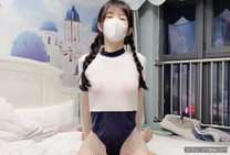 蘿莉女神 最新天花板蘿莉女友▌粉色情人▌死水庫網絲學妹榨精 全自動窄小嫩鮑吞吐巨屌 女上位爆射而出。