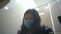 精品露臉商城廁所雙鏡頭TP偷拍捲髮美妞噓噓 一個反蹲的妹子在你眼皮底下換衛生巾