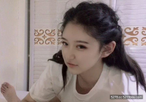 極品可愛小美女，把肉棒含進嘴裡的感覺真的很滿足，不捨得鬆口，舒服，隔壁有人唱歌難聽