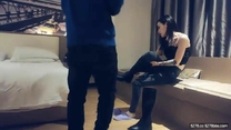 本人比照片還漂亮，花臂紋身嬌小美女 ，撩下衣服就要吸奶子，跪著深喉舔屌 ，抱起來撞擊爆插 ，如此美女連續搞了兩炮