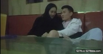 花臂紋身騷御姐，唱唱歌騎在身上各種摸，抬起雙腿沙發上爆操