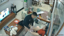 黑客破解家庭網絡攝像頭偷拍眼鏡哥中午在客廳看電視媳婦把雞巴吹得硬邦邦的被後入啪啪啪