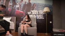 精瘦猛男主題酒店約外圍小妹 ，短裙美腿脫掉衣服摸一把 ，坐在身上磨蹭小穴 ，轉戰床上側入，爆插搞得妹子爽翻天