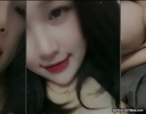 顏值嫩妹【小佳qaq】一對一視頻被出賣，極品學生妹，人靚腿長奶圓逼粉，嫩出水，掰逼自慰提供飛機價值