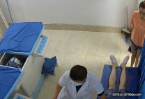 黑客破解網絡攝像頭監控偷拍醫院真實B超陰超檢查身體有些家里人不放心男醫生在旁邊看著