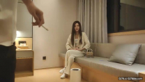 追夢人文軒約上昨晚預約西裝1米7幾妹子，脫掉外套舌吻深喉口交，抬起大長腿抽插啪啪撞擊聲