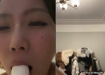 最新虎牙重磅！高顏值女神【吸吸】重金一對一定制，臉穴同框阿黑顏自慰，視訊連線金主虛擬造愛