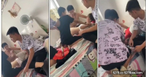 最新勁爆資源 幾個高中男把一女生按在床上脫她衣服 還問她是不是處女 有沒有和男生睡過