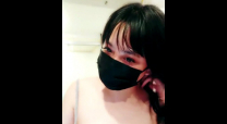 年紀不大卻有著一對傲人的巨乳主播 先是浴缸里洗澡誘惑 然后開始自慰 淫水好多