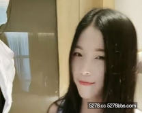 小賤貨開房約男同事挑逗玩雙飛黑絲閨蜜大姨媽了只能肏大奶女同事