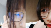 顏值不錯眼鏡學生妹直播大秀 雙人激情啪啪 十分誘人