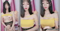 新下海美女！甜美性感活潑自慰，粉奶粉穴簡直極品，吊帶黑絲襪，道具假屌猛捅流白漿