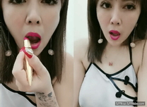 奶是被你摸大的嗎，煙熏妝誘人，陰毛濃密，這麼騷的嬌喘呻吟你能忍住不擼麼