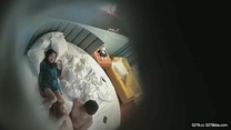 情趣酒店大圓床偷拍小情侶操逼，健壯腹肌男友 ，抱在一起調調情 ，腰細美腿小美女 ，扶著雞巴插入小穴 ，猛男扶著屁股後入爆操