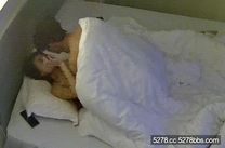 大學城民宿 身材嬌小 但胸圓臀翹的長髮小美女跟男友酒店性愛 男友操到一半拔開美女的屁股看啥呢