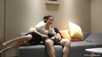 【眼鏡小夥約操氣質不錯少婦】短裙美腿高跟鞋，喜歡先調情預熱下，跪地口交活挺不錯，沙發騎坐上來抽插，轉戰床上激情爆操
