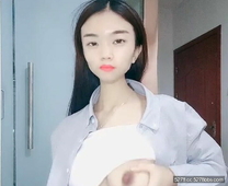 骨感美少婦，紫色玩具，啤酒瓶，豪乳豐胸，奶頭大，高潮性慾噴發，潮液飛濺，叫床聲好騷氣！