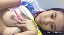 妹子自拍性感胸部
