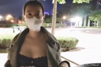 夜幕降臨，少婦公園人前大膽露出，開檔黑絲，外套掀開看得一清二楚，騷貨坐凳子上玩奶玩逼！
