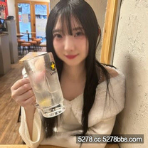 長相酷似偶像漂亮女孩帶回家刺激的性愛想像不到的淫蕩情趣……