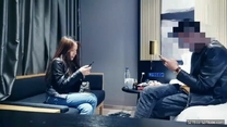 帥小夥約操嬌小身材騷騷美女，迫不及待解開內衣，細腰美乳舔弄口交 ，扶著屁股後入猛頂 ，正入爆插小穴，搞得浪叫連連