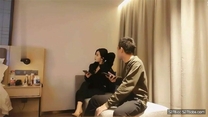約黑衣漂亮小姐姐到酒店，妹子高質量顏值身材一流，做性福的事乾脆利落，猛力吞吸，翹臀跪爬默契操穴