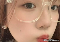 云盤高質露臉洩密！大奶肥臀眼鏡學生妹自拍照單純可愛，私下極度反差，被老司機調教啪啪