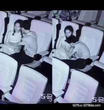 偷拍情侶電影院男友摸女友奶子舔奶享受....