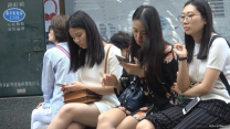 廁所偷拍花壇邊休息閒聊的白皮鞋美眉
