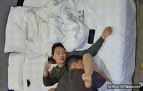 民宿酒店 良家少婦被老公在被窩舔逼 舒服得小嘴微張 男人舔完開操 實力也在線 扛腿猛衝懟逼怒射