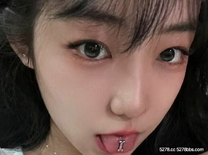 【情侶手機原檔泄密】顏值反差舌釘女，妥妥的一隻騷母狗，跪地吃雞巴停不下來，面接吞精，還是個饅頭B，不雅視頻流出