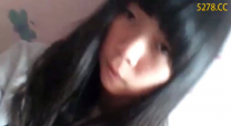 可愛小妹穿著學校外衣自慰