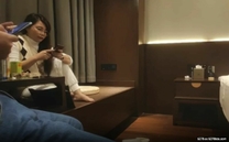 知性美人妻的屁股大得很，精神小伙尋覓確實的母愛，調笑舌吻啪啪，共享魚水之歡