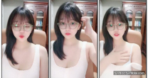 超清純舞蹈系桃子眼鏡萌妹居家大尺度誘惑 ，完美肥臀後入肯定棒 ，脫下內褲扭動揉捏奶子 ，特寫掰穴手指揉搓