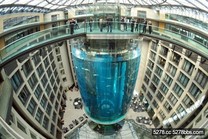 飯店搖身變水族館！德飯店打造8層樓高的巨型水族箱