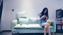帥小伙約操極品藍裙美腿靚女，主動過來摸屌 ，騎在身上摸屁股調情 ，黑絲翹臀69姿勢舔屌 ，操的床一直晃動浪叫呻吟