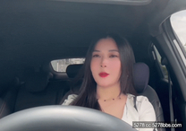 寂寞成熟少婦駕車至無人地方在車上自摸騷穴,不巧被路過的農民工看到,於是就到工人上班的工地深喉口交
