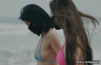 2025年12月，【cikaimoon】，海邊露營散步，油彩比基尼，海浪拍打裸體嬉戲，美景佳人堪比大片